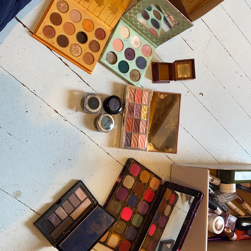 Smash box , color pop , revolution, ciaté London , wonky lux .